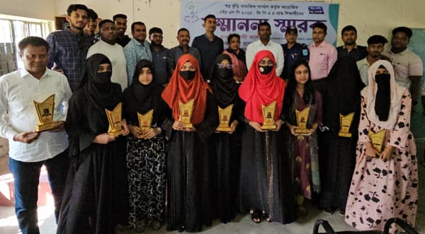 গোয়ালন্দে জিপিএ-৫ প্রাপ্ত ৯ শিক্ষার্থীদের সম্মাননা স্মারক ও অর্থ সহায়তা 