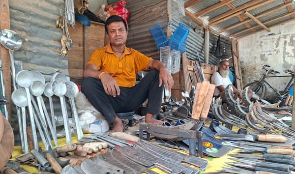 হিলিতে টুংটাং শব্দে নির্ঘুম কামাড় পল্লী
