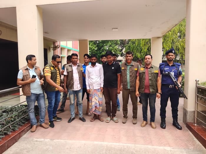 নওগাঁয় পুলিশে চাকরি দেওয়ার নামে প্রতারণা, বিজিবি সদস্যসহ ১ গ্রেফতার