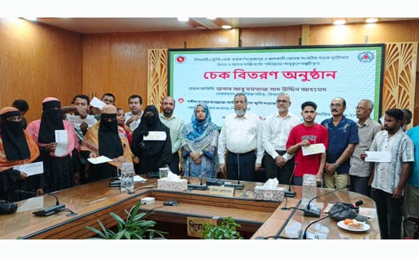 পিরোজপুরে দুর্ঘটনায় নিহত ও আহতদের পরিবারকে আর্থিক সহায়তা প্রদান