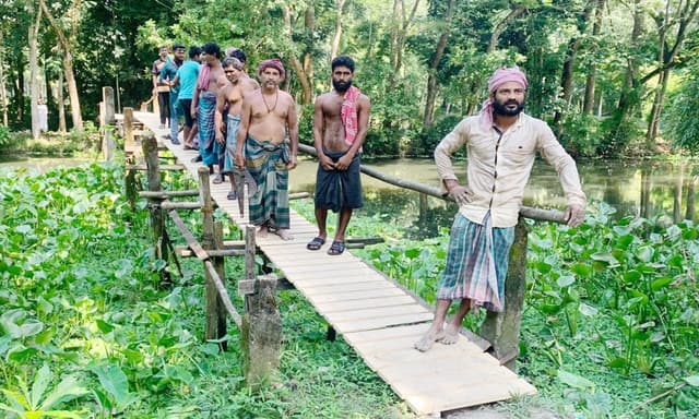 কাঠের সাঁকোই ভরসা, ঝুঁকিতে ১০ গ্রামের মানুষের জীবন