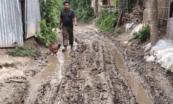 কাঁদা মাড়িয়ে জীবন, উন্নয়ন এখনো অধরা রাজবাড়ী চরবাসীর