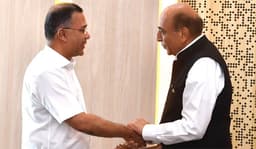 শেখ হাসিনাকে ফেরাতে ভারতের প্রতি ঢাকার জোরালো আহ্বান