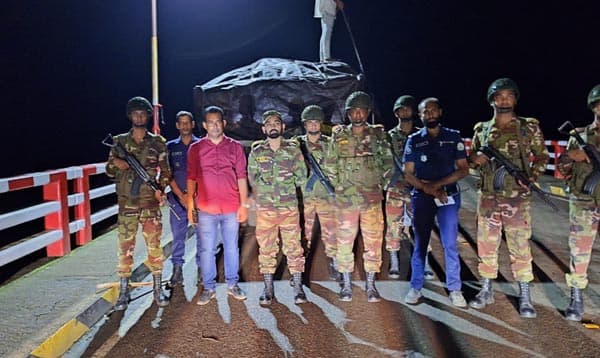 পিরোজপুরে ট্রাকভর্তি সরকারি চালসহ দুইজন আটক