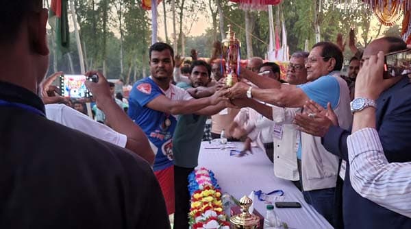উলিপুরে শহীদ রায়হান ফুটবল টুর্নামেন্টের ফাইনালে উলিপুর লালদল চ্যাম্পিয়ন