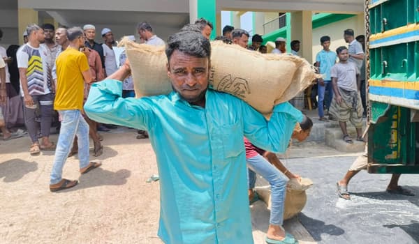 হ্নীলায় নিবন্ধিত জেলেদের মাঝে বিশেষ ভিজিএফ চাল বিতরণ