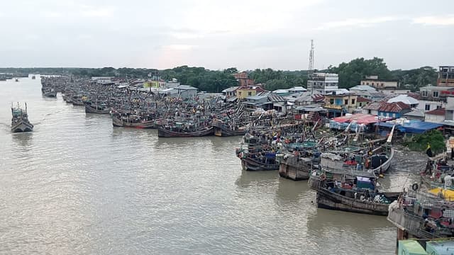 বঙ্গোপসাগরে লঘুচাপ: ট্রলার তীরে ফিরেছে, উপকূল সতর্ক