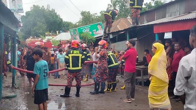 দৌলতদিয়ায় দোকানে আগুন, নিঃস্ব ক্ষুদ্র ব‍্যবসায়ী জব্বার