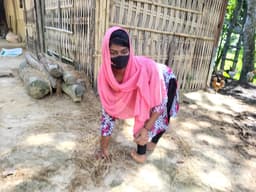 প্রতিবন্ধকতা পেরিয়ে উচ্চশিক্ষার স্বপ্ন মনার