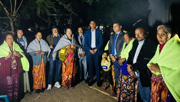 গভীর রাতে ইউএনও'র কম্বল পেয়ে খুশী আদিবাসী রাখাইনরা