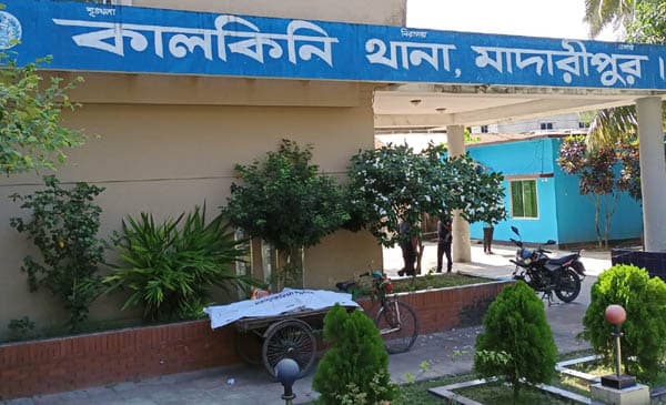 সন্তানের সামনেই কালকিনিতে প্রবাসীর স্ত্রী খুন