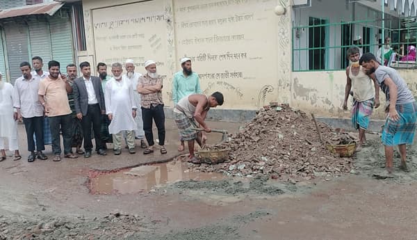 বিএনপি নেতার অর্থায়নে নোয়াখালীর ভাঙা সড়ক মেরামত