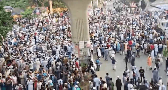 শাহবাগ অবরোধে অচল রাজধানী, এনসিপির আওয়ামী লীগ নিষিদ্ধের দাবি