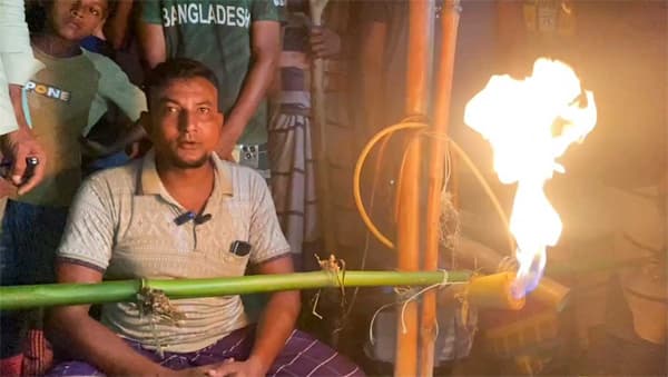পটুয়াখালীতে নলকূপ বসাতেই বের হচ্ছে গ্যাস, আগুন দেখতে ভিড়