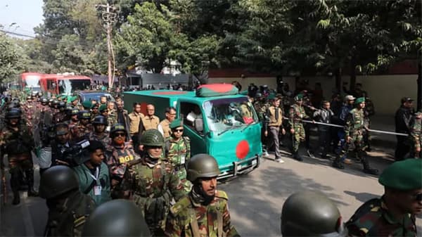 জাতীয় পতাকায় মোড়ানো খালেদা জিয়ার শেষ যাত্রা, নেয়া হচ্ছে মানিক মিয়া অ্যাভিনিউয়ে