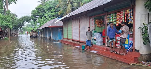 নোয়াখালীতে টানা বৃষ্টিতে জলাবদ্ধতা, বন্যার আশঙ্কা