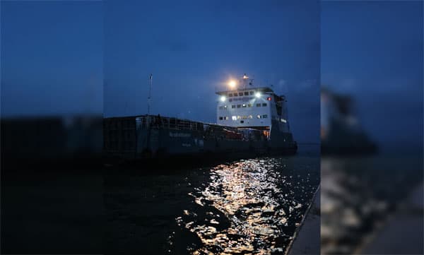 ঘন কুয়াশায় দৌলতদিয়া-পাটুরিয়া নৌ পথে ফেরি চলাচল বন্ধ 