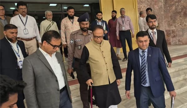 গভর্নর অপসারণের গুঞ্জনে নীরবে অফিস ছাড়লেন মনসুর