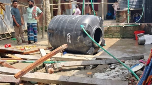 পানির ট্যাংক ভেঙে পড়ল, প্রাণ গেল মাদ্রাসাছাত্রীর