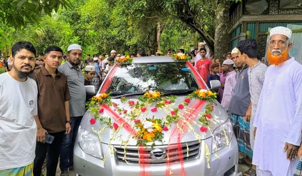 দেবীদ্বারে প্রবীন শিক্ষককে ফুলবাহী গাড়িতে রাজসিক বিদায়ী সংবর্ধনা