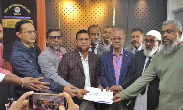 পটুয়াখালীতে বিএনপি ও ইসলামী আন্দোলন প্রার্থীর পক্ষে মনোনয়ন ফরম সংগ্রহ