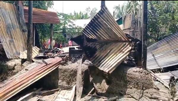 শিমলাপাড়ায় দাউ দাউ আগুনে ঘরবাড়ি ভস্মীভূত
