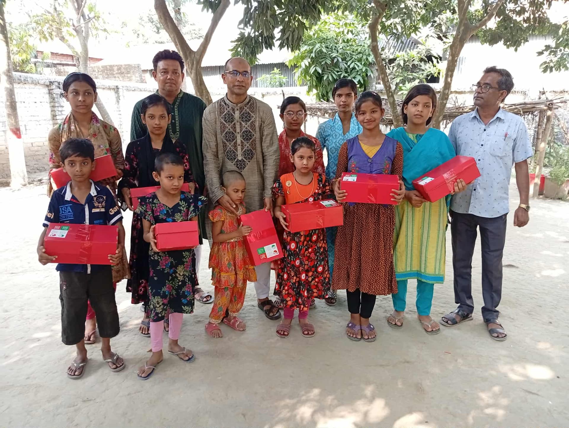 সেফহোমের অবহেলিত শিশুদের মুখে হাসি ফোটালেন ওসি রাকিবুল