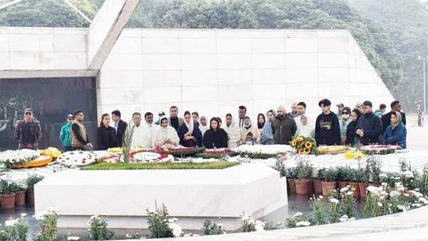 দাদির কবর জিয়ারতে সকালেই জিয়া উদ্যানে জাইমা রহমান