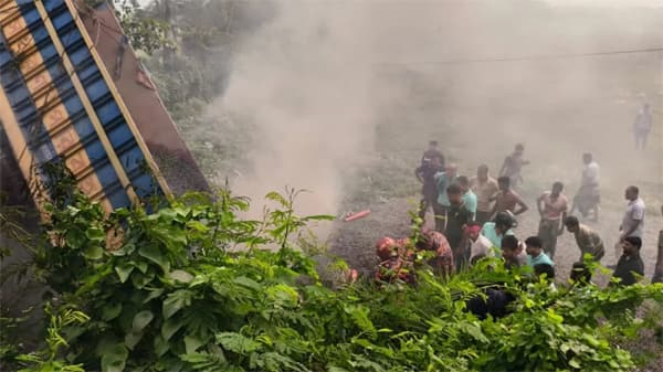 কুষ্টিয়া বাইপাসে পাথরবোঝাই ট্রাক উল্টে দুইজন নিহত