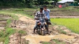 সড়ক নয়, কষ্টের করিডর: তিন কিলোমিটার কাঁচা রাস্তায় পাহাড়ি জনপদের দুর্ভোগ