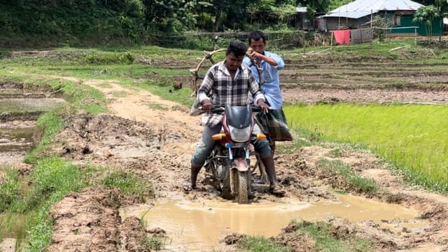 সড়ক নয়, কষ্টের করিডর: তিন কিলোমিটার কাঁচা রাস্তায় পাহাড়ি জনপদের দুর্ভোগ