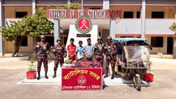 টেকনাফে বিজিবির অভিযান: অস্ত্র ও বিস্ফোরকসহ ৩ রোহিঙ্গা আটক