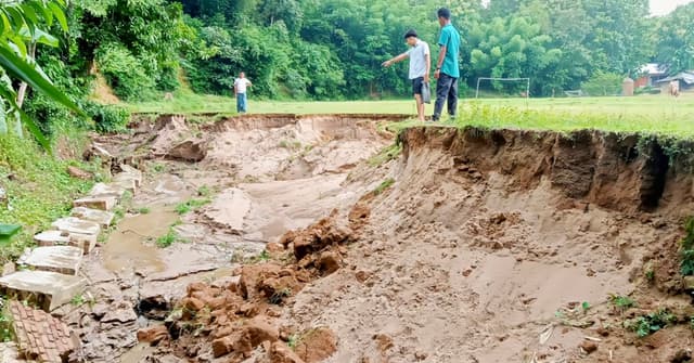 ভাঙনের মুখে লোগাং অনুপম হিমাংশু ক্রীড়াঙ্গন