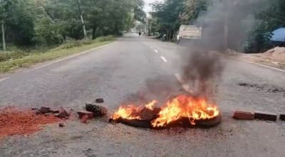 খাগড়াছড়িতে আধাবেলা সড়ক অবরোধ, যান চলাচলে বিশৃঙ্খলা