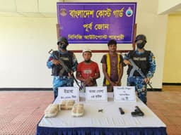 কোস্ট গার্ডের অভিযানে টেকনাফে ইয়াবাসহ ৩ পাচারকারী আটক