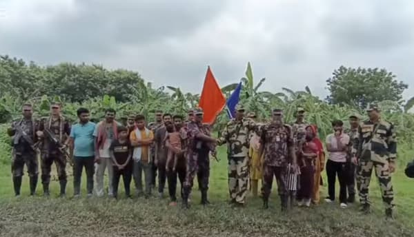 বিএসএফ বাংলাদেশি নারী-শিশুসহ ১৭ জনকে বিজিবি'র কাছে হস্তান্তর