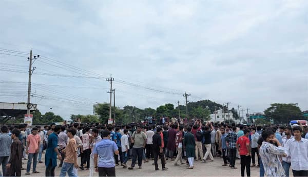 অপ্রতিম হত্যার বিচারের দাবিতে কোটবাড়িতে মহাসড়ক অবরোধ