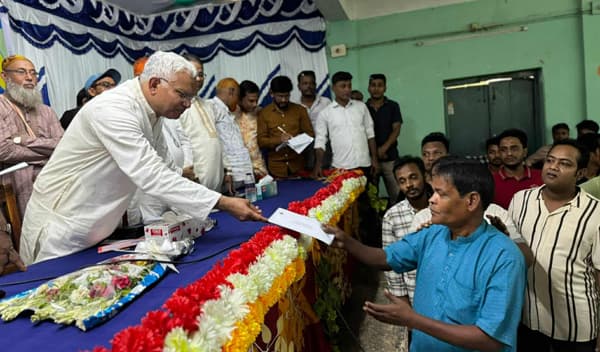 নবাবগঞ্জে ৬৮ পূজামণ্ডপে বিএনপির নগদ অর্থ প্রদান