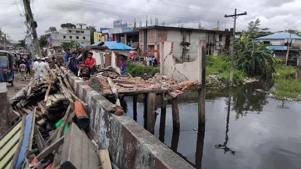 নোয়াখালীতে জলাবদ্ধতা প্রতিরোধে খালের ওপর অবৈধ দোকান উচ্ছেদ