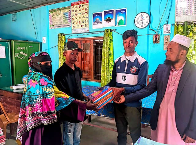 অসহায় শিক্ষার্থীর পাশে দাঁড়ালেন আমান উল্লাহ্