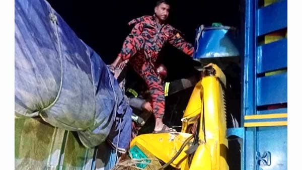 ঘোড়াঘাটে দাঁড়িয়ে থাকা ট্রাকে অপর ট্রাকের ধাক্কায় হেলপার নিহত, চালক আহত
