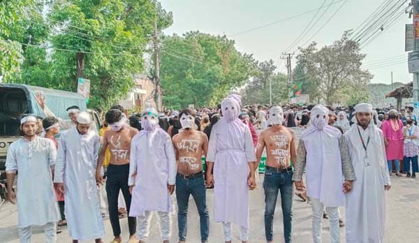 কাফনের কাপড় পরে দিনাজপুরে পলিটেকনিক শিক্ষার্থীদের মিছিল 