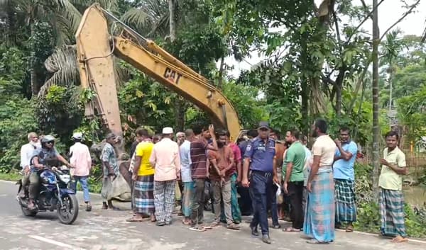 নিয়ম না মেনে মহাসড়কে ভেকু, প্রাণ গেল ব্রাক কর্মীর