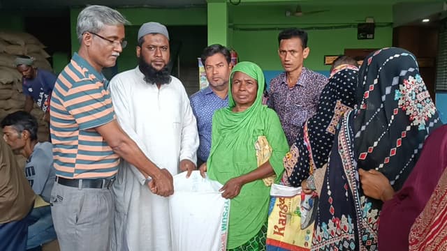 হাকিমপুর পৌরসভায় ঈদ উপহারে হাসি ফুটলো ৩০৮১ পরিবারের মুখে
