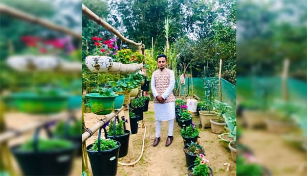 বড়লেখায় দর্শনার্থীদের আকর্ষণ রেজাউল করিমের বিদেশি ফলের বাগান