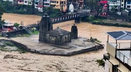 আকস্মিক বন্যা ও ভূমিধসে বিপর্যস্ত ভারত, হিমাচলে ৬৩ মৃত্যু