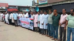 ভূরুঙ্গামারীতে ঢাকাগামী বাস চালুর দাবিতে মানববন্ধন