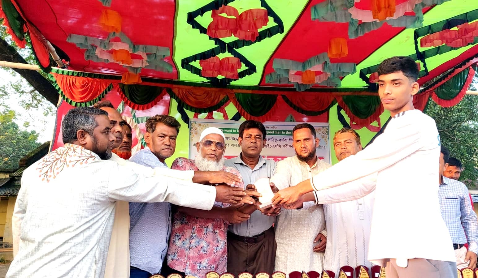 হাকিমপুরে কৃতি শিক্ষার্থীদের সংবর্ধনা প্রদান