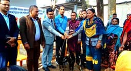 হিলিতে ক্ষুদ্র নৃগোষ্ঠীর মাঝে ছাগল ও উপকরণ বিতরণ