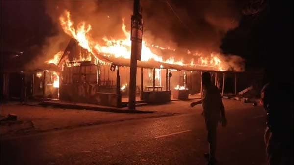 ঝালকাঠিতে অগ্নিকাণ্ডে ৬টি দোকান পুড়ে ১৫ লাখ টাকার ক্ষতি